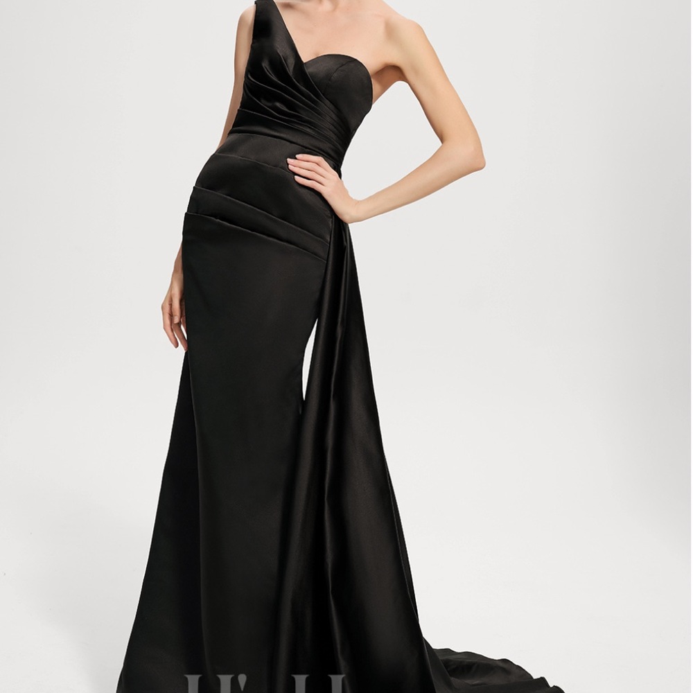 JJs House Black One-Shoulder Maxi Dress